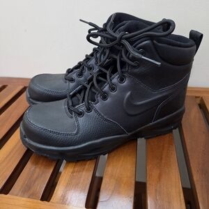 Nike Boy's Manoa LTR All-Black Boots Size 4Y New